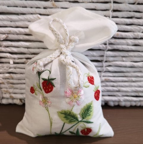 Sachê Bordado de Lavanda - Morangos